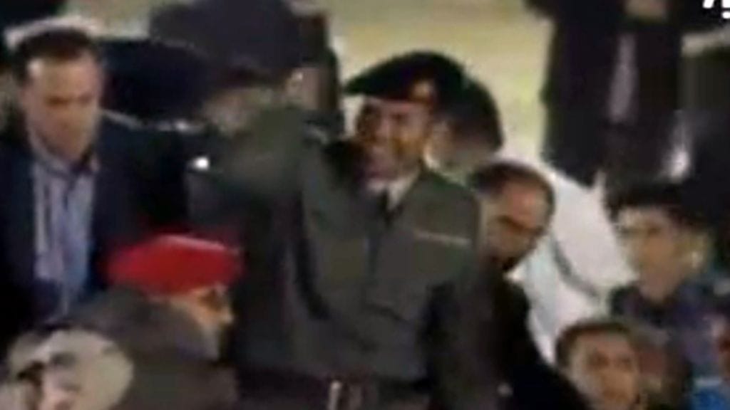 Kuvakaappaus Libyan television nauhasta, jossa Khamis al-Gaddafi esiintyy yleisölle. Kuva: EPA