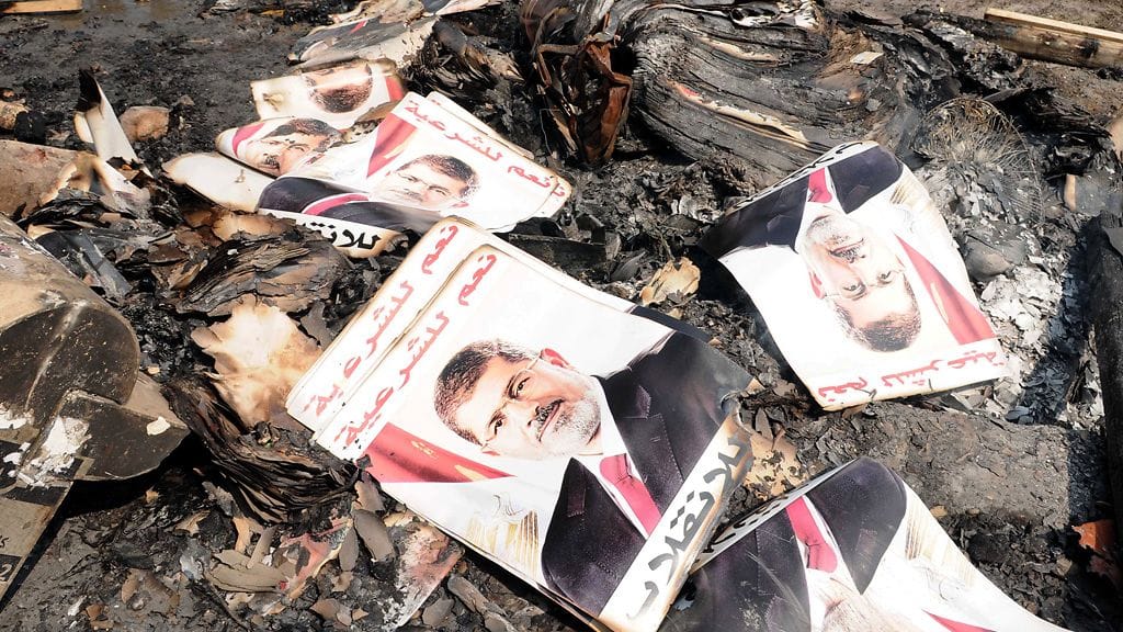 Syrjäytetyn presidentin Mohamed Mursin kannattajien leirejä hajotettiin eilen Kairossa.