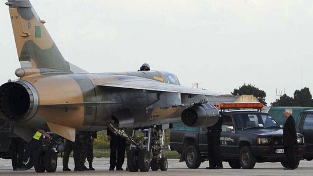 Kaksi libyalaista hävittäjää laskeutui Maltalle 21.2.2011.