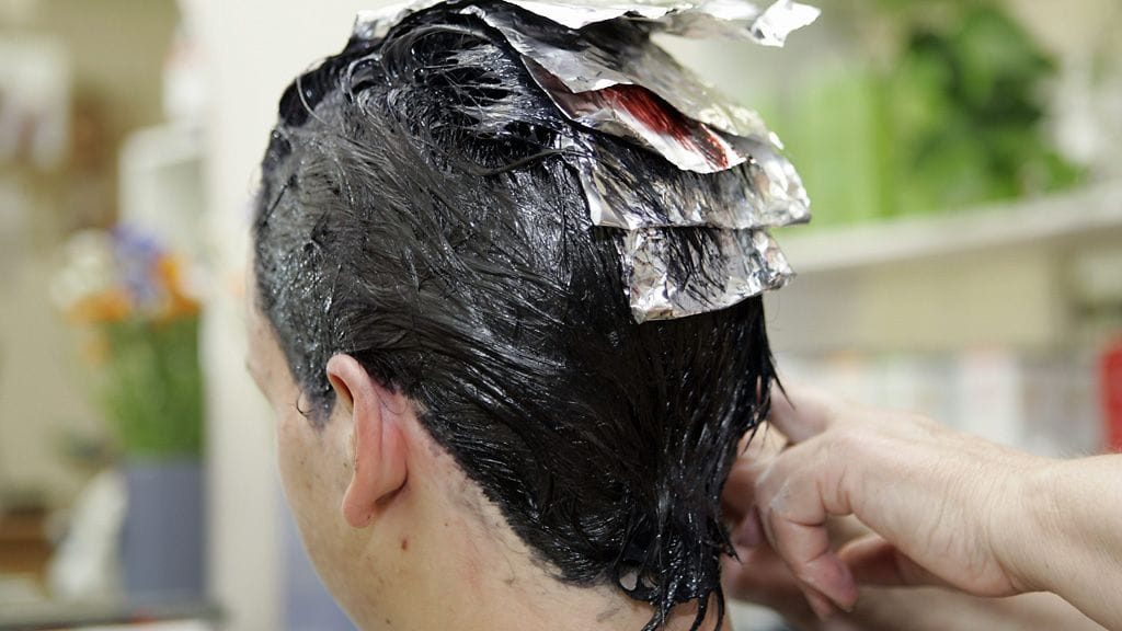 Vain pieni osa kampaamoista on hakenut poikkeuslupaa itsenäisyyspäivän aukiololle. Kuvituskuva.