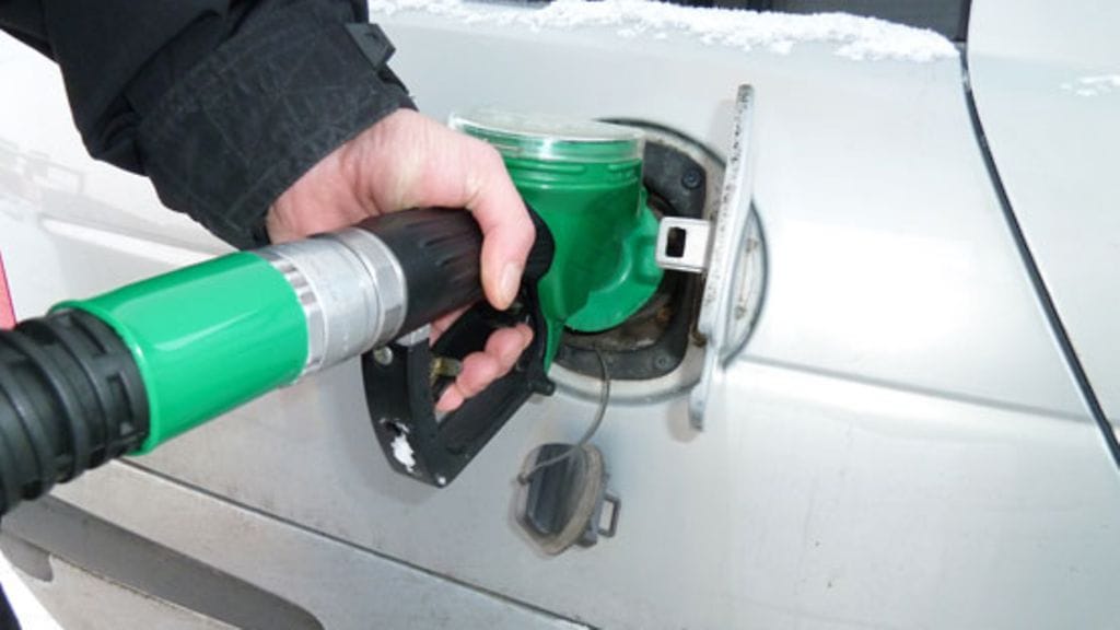 E10-bensiini herättää huolta muun muassa autokorjaamoissa.