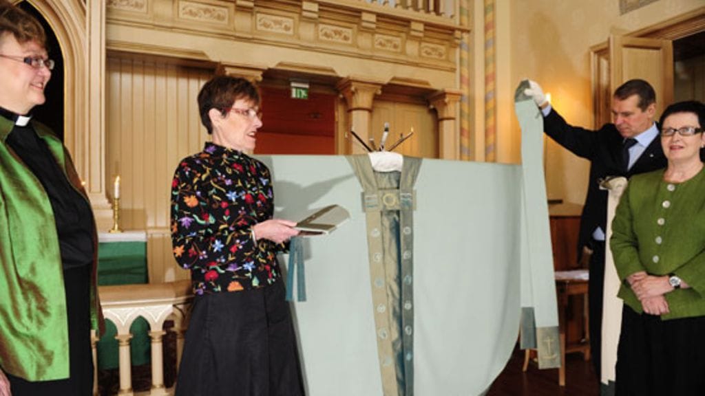 Helsingin hiippakunnan uusi piispa Irja Askola (vas.) ja professori Päikki Priha esittelivät uuden piispan asun Helsingissä 7. syyskuuta 2010. Professori Priha on suunnitellut ja taideompelija Riitta Ojala (oik.) on ommellut uuden piispan asun. Kuva: Lehtikuva