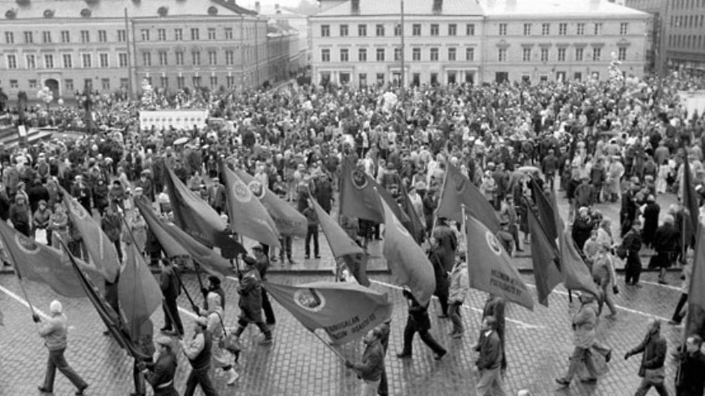 19850501 HELSINKI - SUOMI : SKP: n ja SKDL: n vappumarssi Hakaniemesta Senaatintorille. LEHTIKUVA / Marja Seppänen-Helin. Lehtikuva