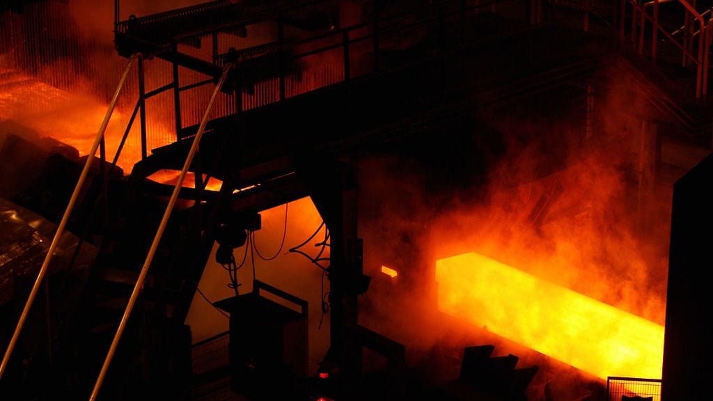 Teräsnauhaa valssataan kuumavalssaamolla terästehtaalla.
