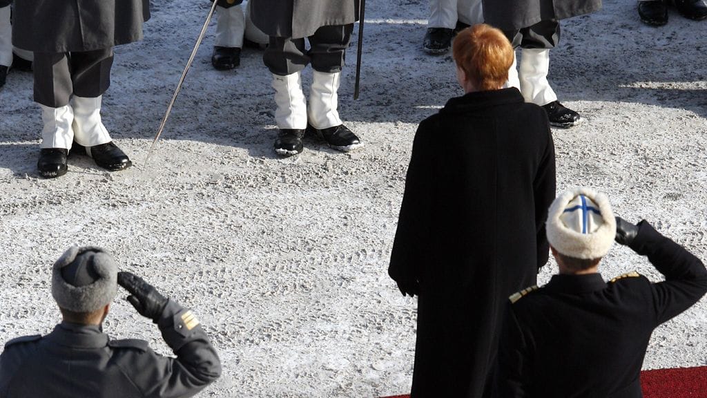 Presidentti Tarja Halosen virka-auto saapuu Eduskuntatalolle virkaanastujaisiseremoniaa varten Helsingissä 1.maaliskuuta 2006.