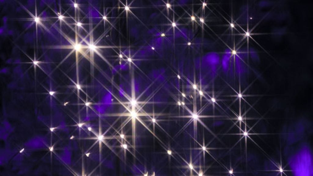 Jouluvaloihin kaivataan nykyään paljon koristeita. Lehtikuva