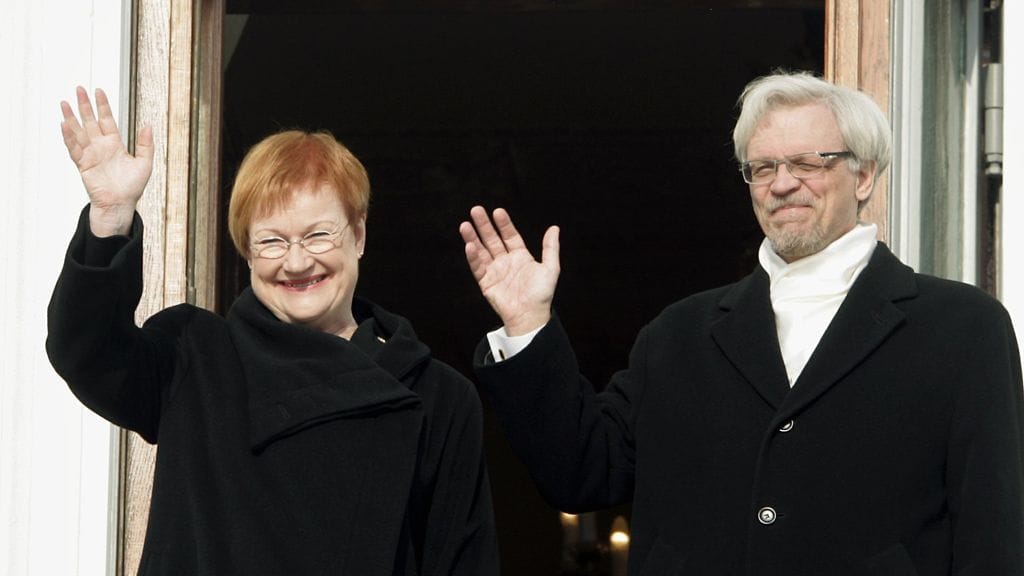 Presidentti Tarja Halosen virka-auto saapuu Eduskuntatalolle virkaanastujaisiseremoniaa varten Helsingissä 1.maaliskuuta 2006.