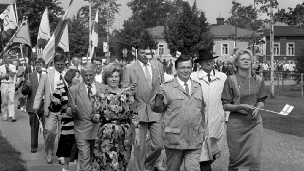 Suomen Maaseudun Puolueen (SMP) 31 puoluekokous vuonna 1989. Puolueväki marssii. Lehtikuva