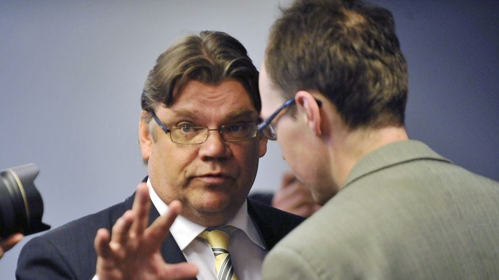 Timo Soini ja Jussi Halla-Aho perussuomalaisten eduskuntaryhmän kokouksessa eduskuntatalossa Helsingissä 21. huhtikuuta 2011.