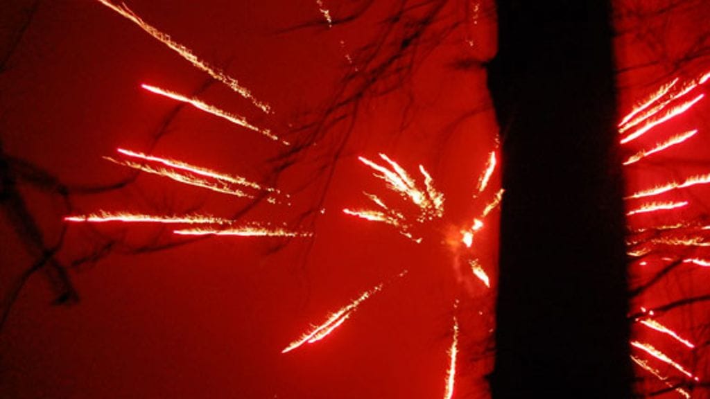 Ilotulitus värjää taivasta. Lehtikuva