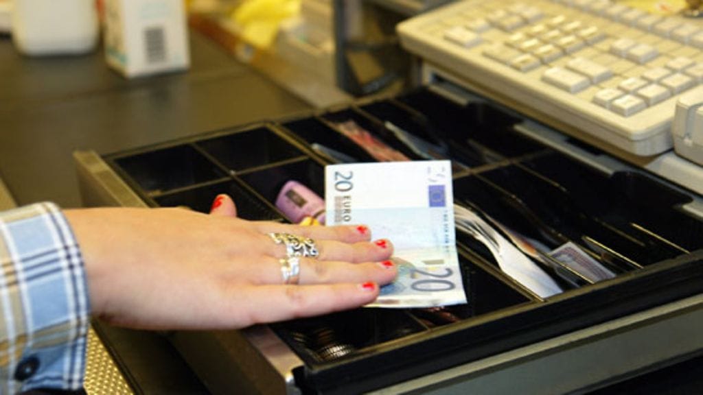 Miia Kalliomäki oli jo pakkaamassa omia tavaroitaan, kun huomasi takanaan ostoksilla olleen pojan. Kuvituskuva.