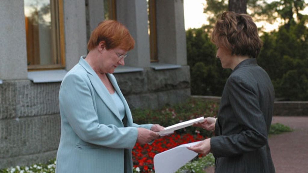 LKS 20030618 - NAANTALI - Finland's Prime Minister Anneli Jaatteenmaki (R) handing her resignation to President of Finland Tarja Halonen (L) on June 18, 2003 outside of the summer recidence of the president at Naantali, Finland. Jaattenmaki announced her resignation from her post as Prime Minister, June 18, following revelations over her use of leaked secret documents in the March election. LEHTIKUVA / STR / TIMO JAKONEN / kh