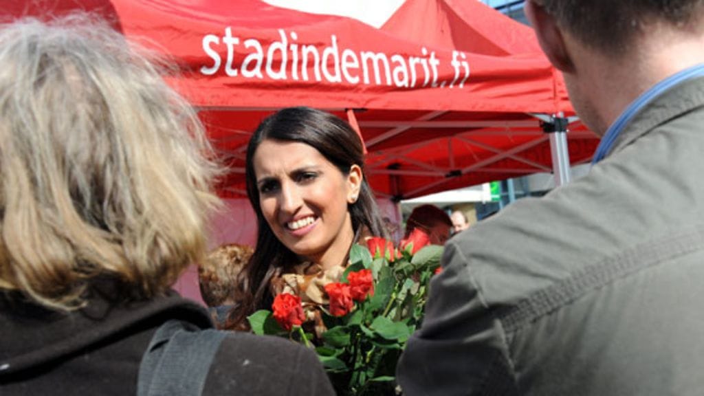 Kansanedustajaehdokas Nasima Razmyar (sd.) kehottaa Twitterissä ihmisiä jakamaan kuvia lastenvaunuistaan.