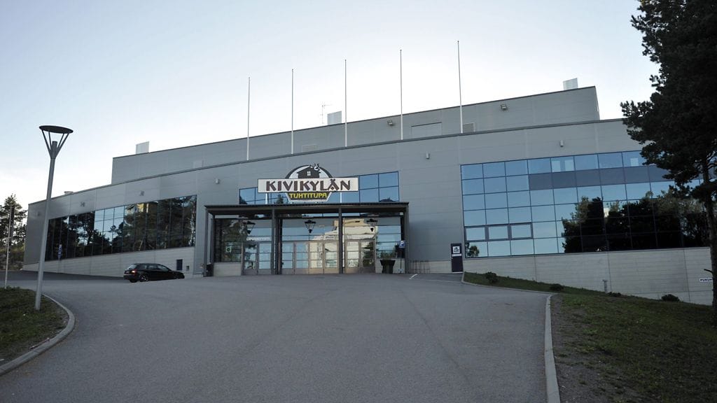 Palvelunestohyökkäysten myötä jää suli osittain Äijänsuon jäähallissa Raumalla.