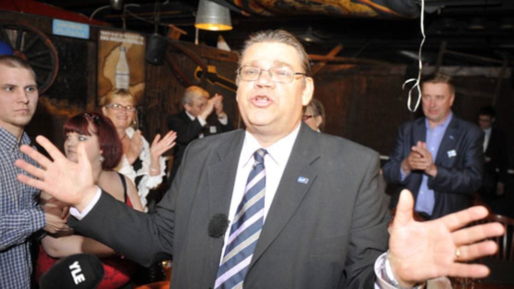 Perussuomalaisten puh joht Timo Soini juhlii puolueensa menestystä Europarlamentivaaleissa helsinkiläisesä ravintola Zetorissa. Lehtikuva