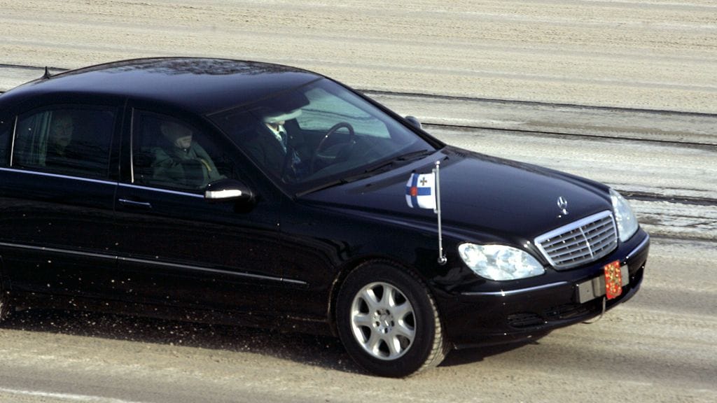 Presidentti Tarja Halosen virka-auto saapuu Eduskuntatalolle vuonna 2006.