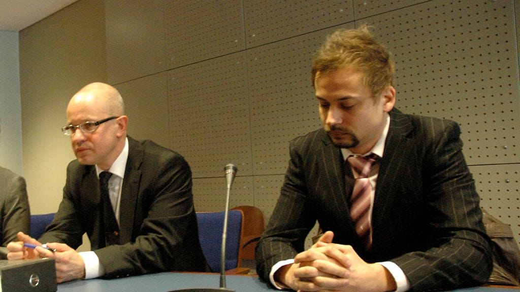 Sparecomin entinen omistaja Jarmo Puhakka (oik.) Oulun käräjäoikeudessa 27.3.12. Vierellä asianajaja.