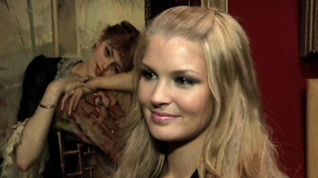 Miss-Suomi Pia Pakarinen missijuhlassa Joensuun Taidemuseossa.