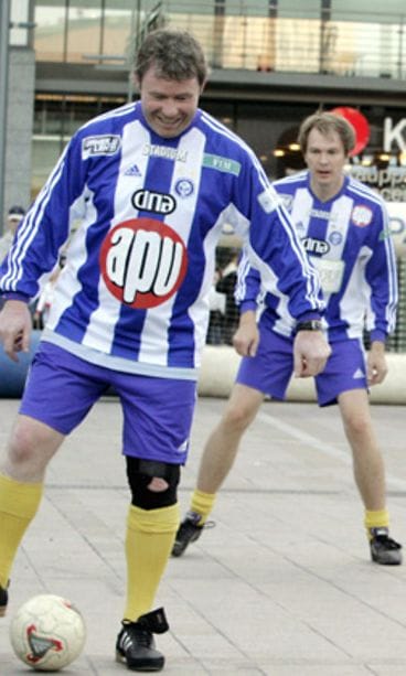 Keke Armstrong (vas), Peter Nyman ja Markku Kanerva osallistuivat HJK:n sinivalkoiseen tapahtumaan Helsingin Kampissa (Kuva: Lehtikuva)