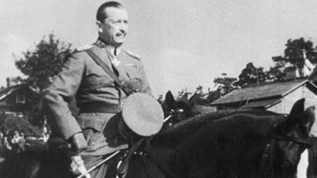 Marsalkka Carl Gustaf Mannerheim ratsunsa selässä. Mannerheim on kuvattu sotaharjoituksissa elokuussa vuonna 1939 Karjalan kannaksella/ Lehtikuva