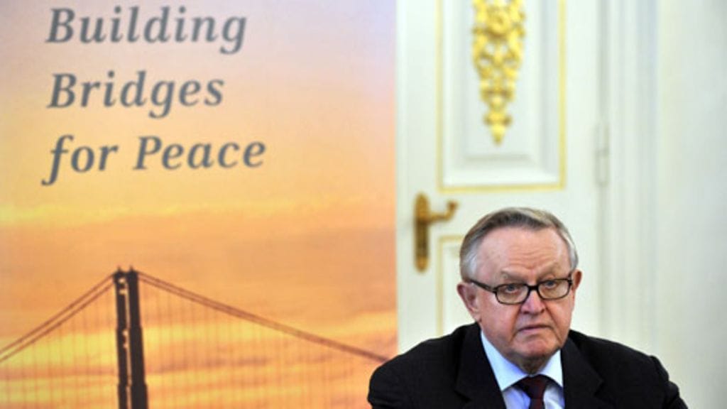 Presidentti Martti Ahtisaari lehdistötilaisuudessa Nobelin palkintojulkistuksen jälkeen lokakuussa 2008. Kuva: lehtikuva