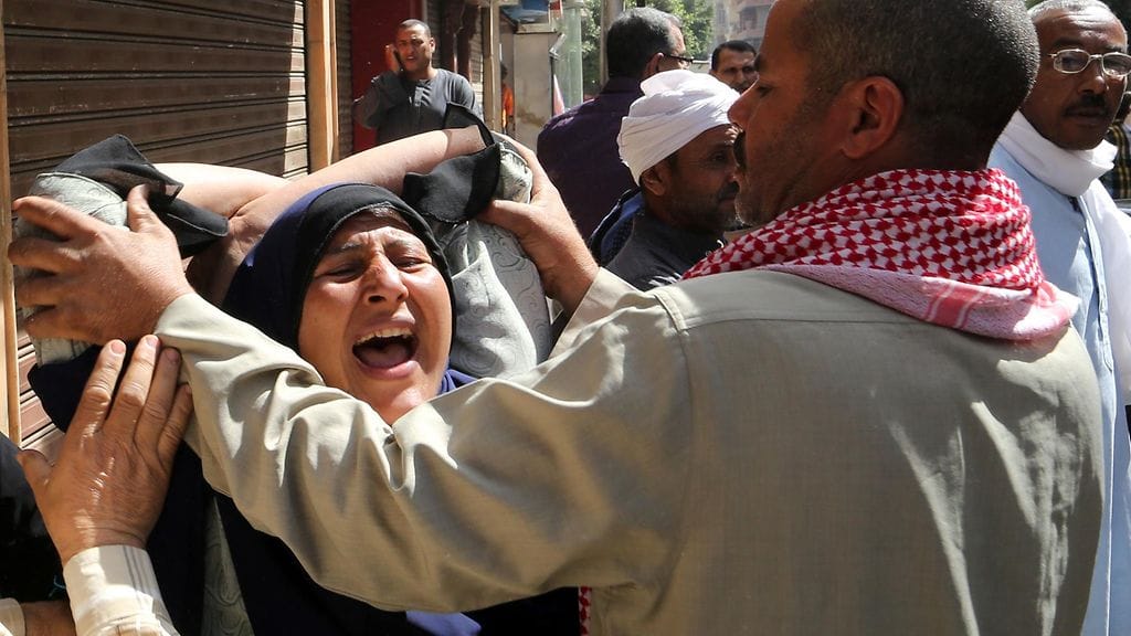 Muslimiveljeskunnan Mohamed Mursin kannattajien sukulaisia kuvattuna Mursin kannattajien oikeudenkäynnin aikaan vuonna 2014. Abdel Fattah al-Sisi syrjäytti Mursin kesällä 2014.