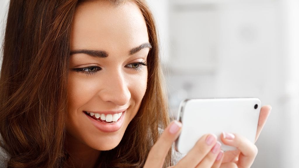 Älypuhelimilla pelaaminen on monen naisen mieleen.