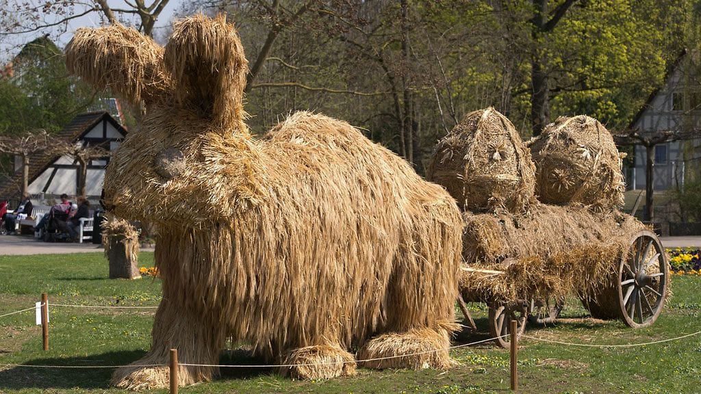 Pääsiäisaiheinen veistos esillä olkiveistoskilpailussa Saksan Ludwigsburgissa.