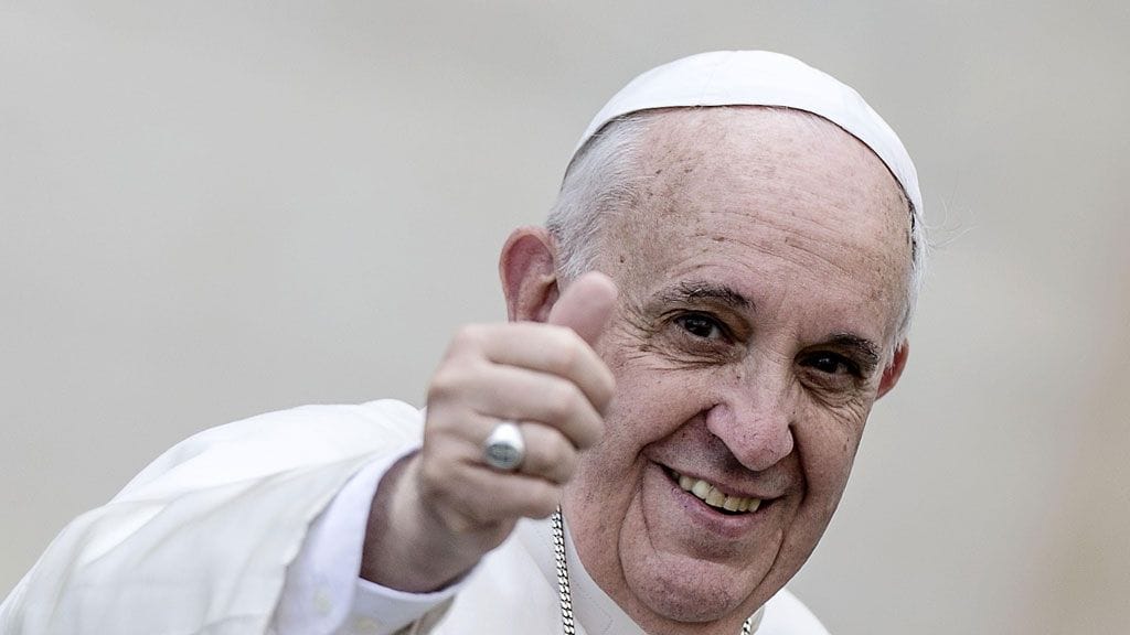 Paavi Francis näytti peukkua pääsiäisjuhlien 2014 alkaessa.