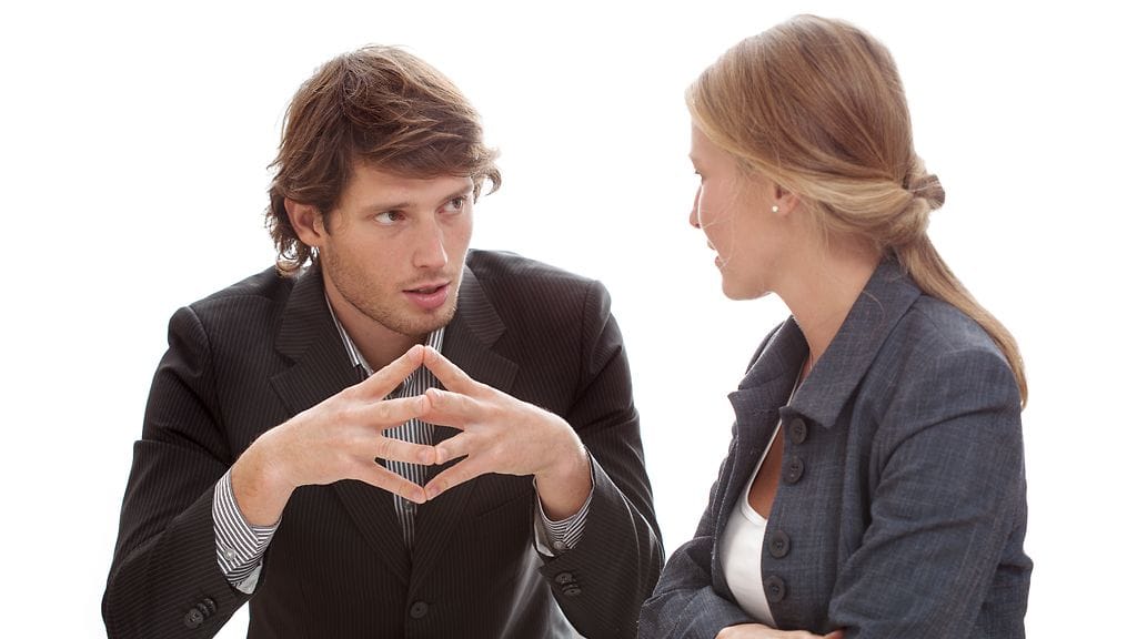 Intensiivinen katsekontakti voi ahdistaa ujoa.