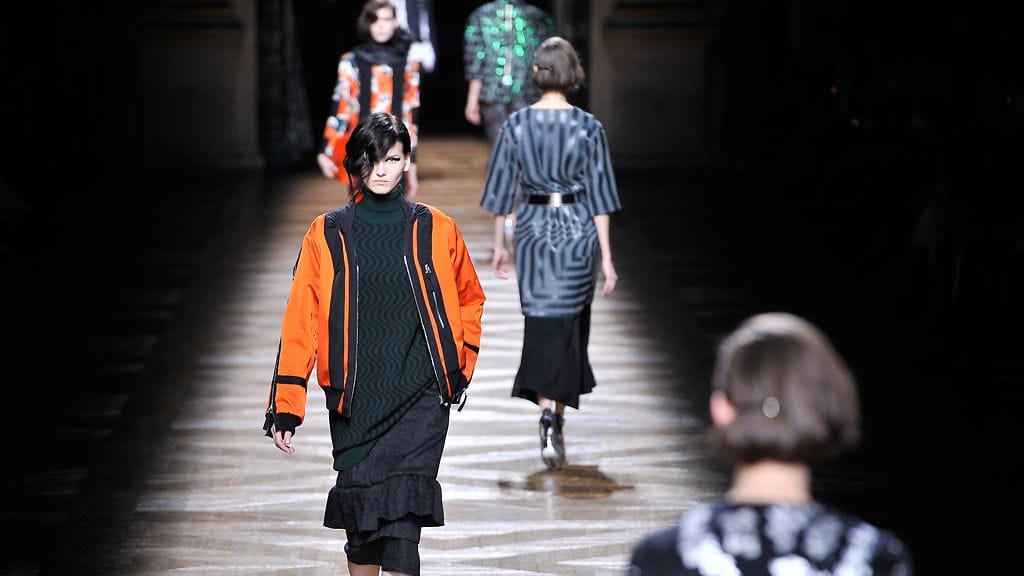 Syksyn ja talven muotia voi hyödyntää jo nyt. Kuva Dries Van Noten muotinäytöksestä.