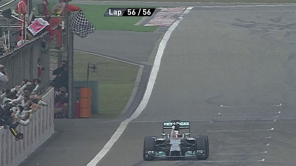 Lewis Hamilton ajaa voittajana maaliin