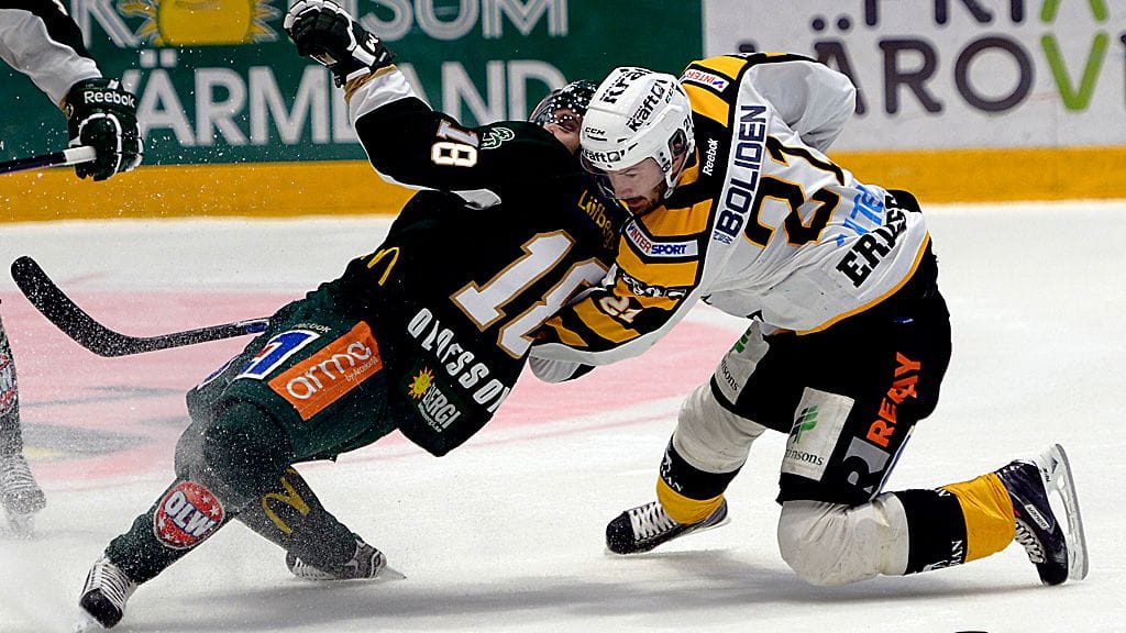 Skellefteån Jimmie Ericsson (oik.) ja Färjestadin Christoffer Forsberg taistelevat 4. finaalissa.