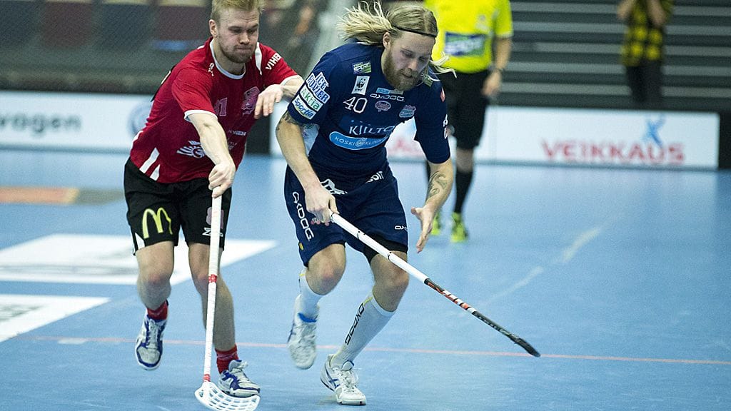 Jami Manninen varjostaa Lassi Vänttistä ensimmäisessä salibandyfinaalissa.