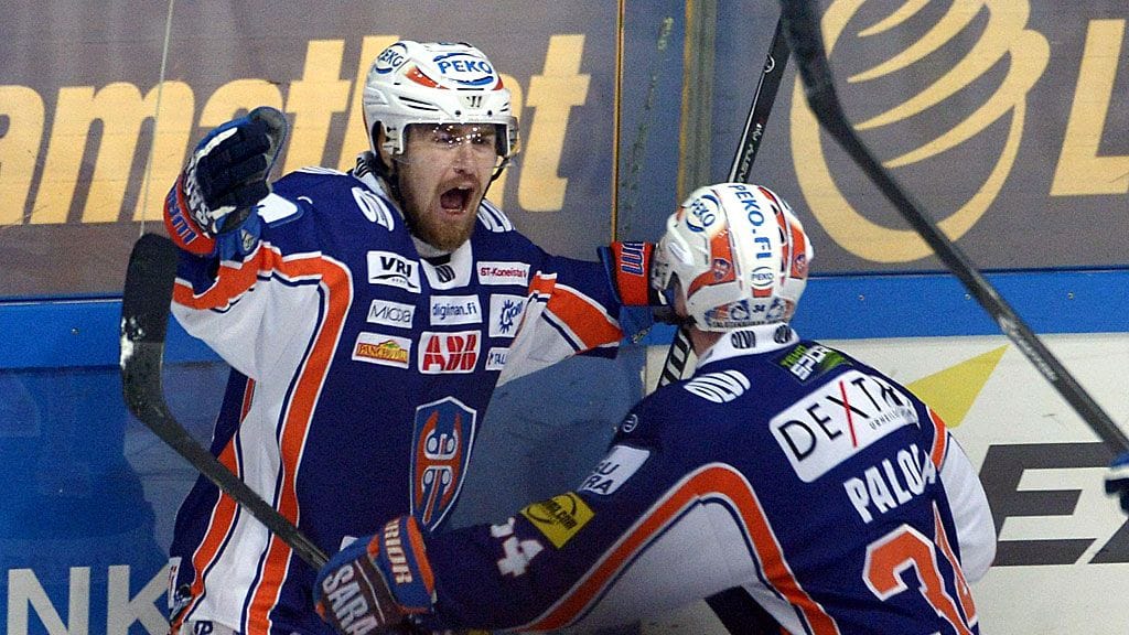 Pekka Jormakka ja Olli Palola juhlivat 1-1-maalia.