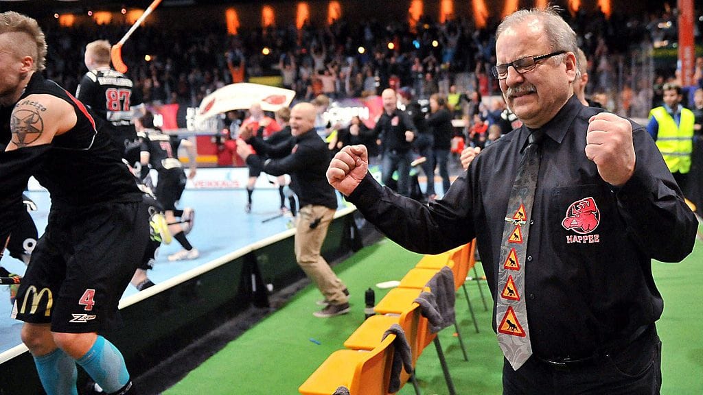 Seppo Pulkkinen tuulettaa mestaruuden varmistuttua.