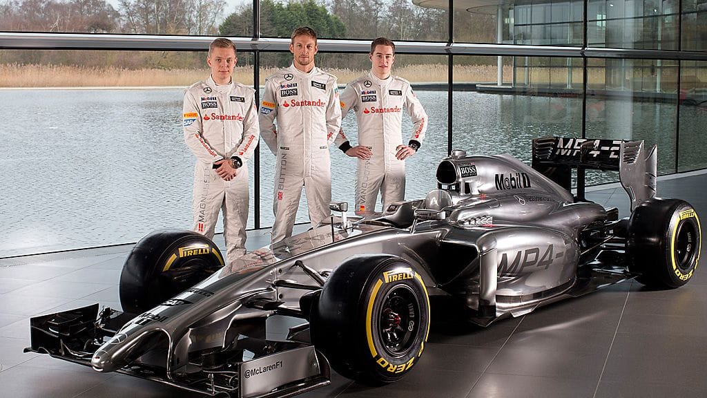 Kevin Magnussen (vas.), Jenson Button ja Stoffel Vandoorne McLarenin kuskikolmikkona kaudella 2014.