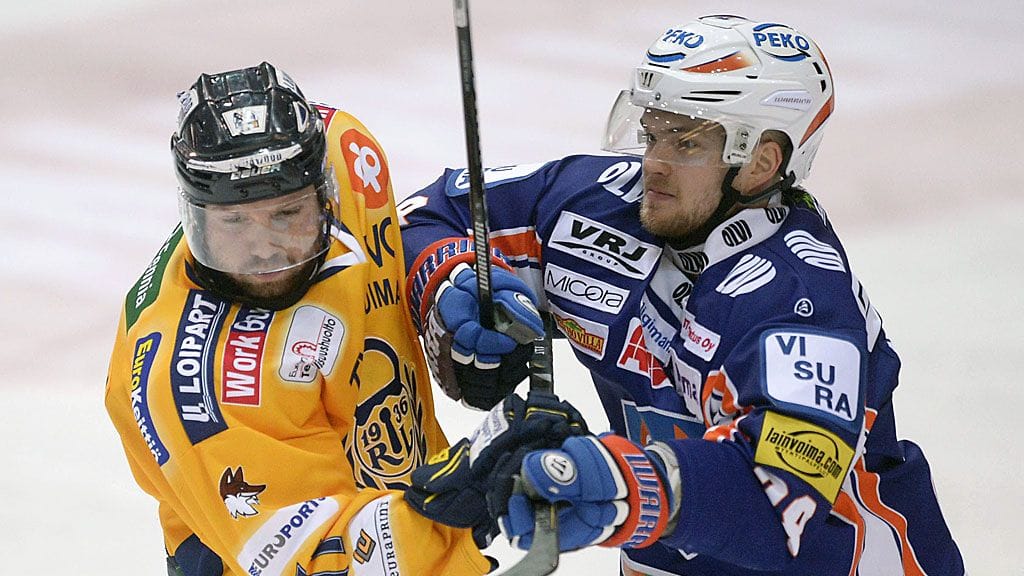 Lukon Aaron Gagnon ja Tapparan Jarkko Malinen vääntävät joukkueiden ensimmäisessä välierässä.