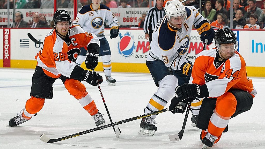 Kimmo Timonen (oik.) ja Claude Giroux ahdistavat Cody Hodgsonia.