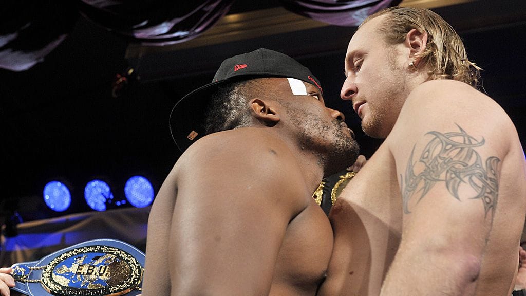 Dereck Chisora uhmakkaana Robert Heleniuksen edessä joulukuussa 2011.