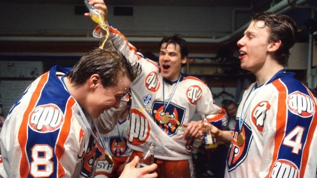 Kuuluisat "kuuskasit" juhlivat mestaruutta. Kuvassa Janne Ojanen, Teppo Numminen ja Jukka Marttila.