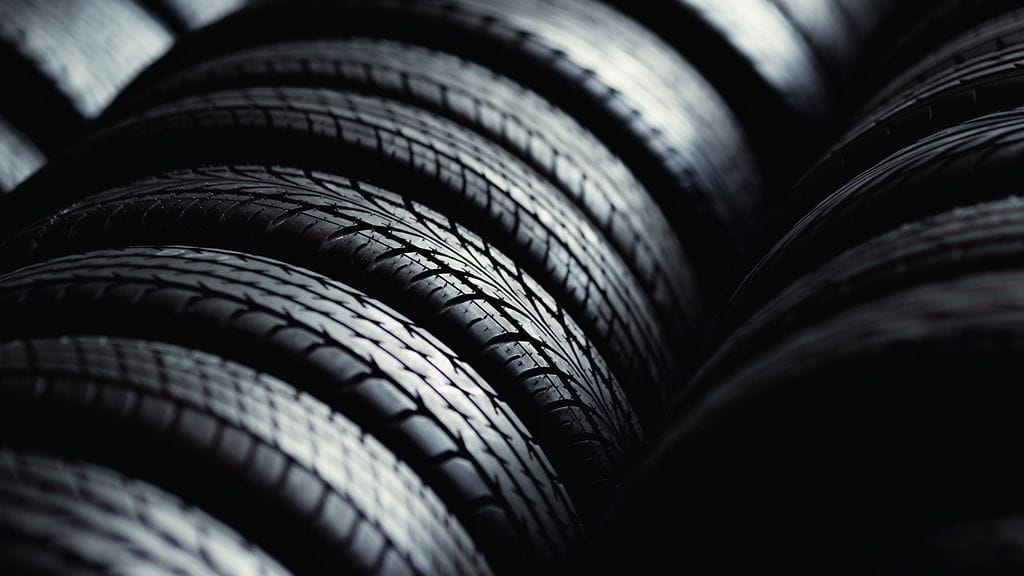 Renkaita säilytyksessä rengashotellissa.