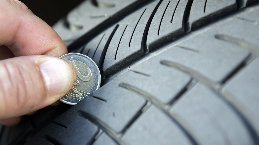 Autonrenkaiden urasyvyys on helppo mitata kahden euron kolikolla.