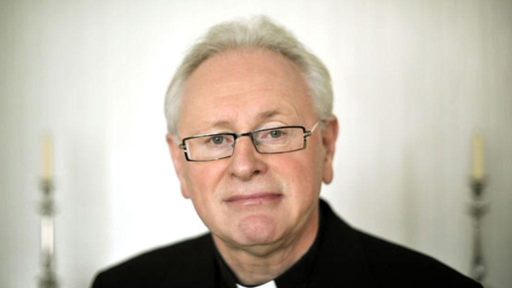 Helsingin katolisen hiippakunnan uusi piispa, isä Teemu Sippo kotonaan piispantalossa Helsingissä torstaina 27.8.2009. 62-vuotias Sippo on ensimmäinen suomalainen katolinen piispa viiteensataan vuoteen.