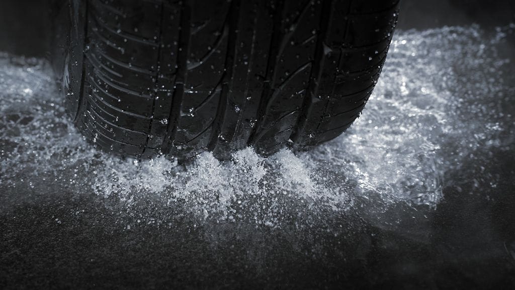 Autonrenkaiden urasyvyys on helppo mitata kahden euron kolikolla. Jos uran reuna ei peitä hopeareunusta, on aika harkita renkaiden vaihtoa.