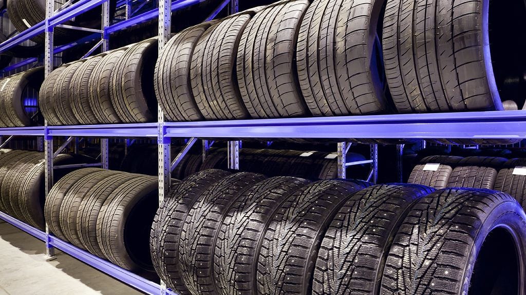 Renkaita säilytyksessä rengashotellissa.