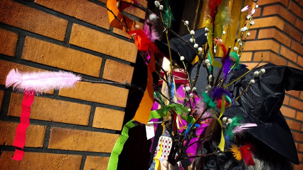 Pääsiäisnoidat eli trullit virpovat palmusunnuntaina. "Virvon varvon, tuoreeks terveeks, tulevaks vuodeks. Vitsa sulle, palkka mulle".