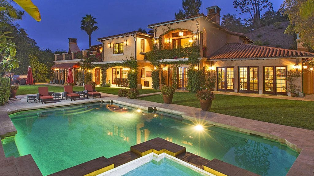 Sofia Vergaran uskotaan pian astelevan alttarille kihlattunsa Nick Loebin kanssa.