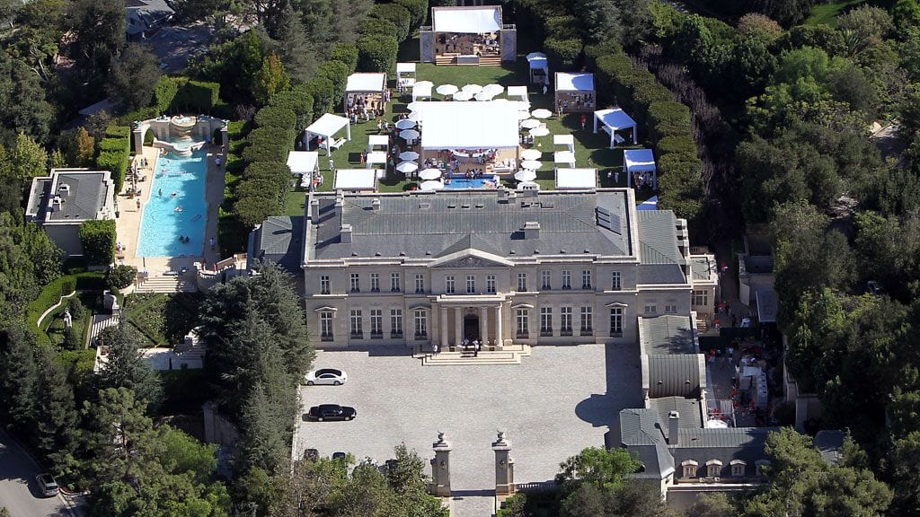 Australialaisnäyttelijä ja -laulaja Holly Valance ja hänen miljardöörimiehensä Nick Candy järjestivät juhlavieraille grillijuhlat päivä häidensä jälkeen Fleur de Lysin kartanon pihalla vuonna 2012.