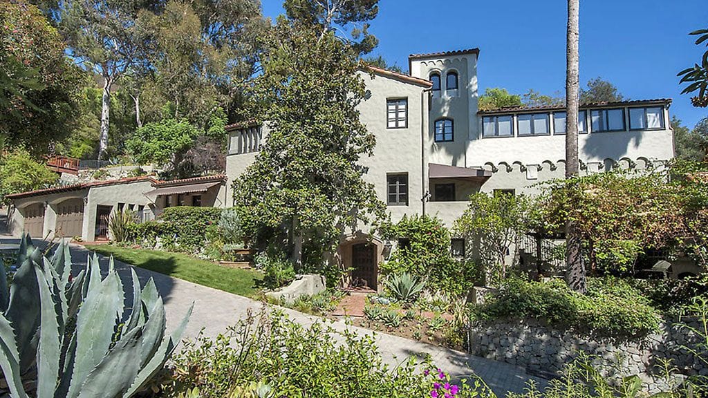 Tässä on vasta yksi kolmesta tontilla sijaitsevasta talosta.